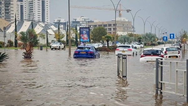 طوارئ في إسرائيل.. انقطاع الكهرباء وفيضانات وتدمير السيارات بسب منخفض جوي - الفجر سبورت