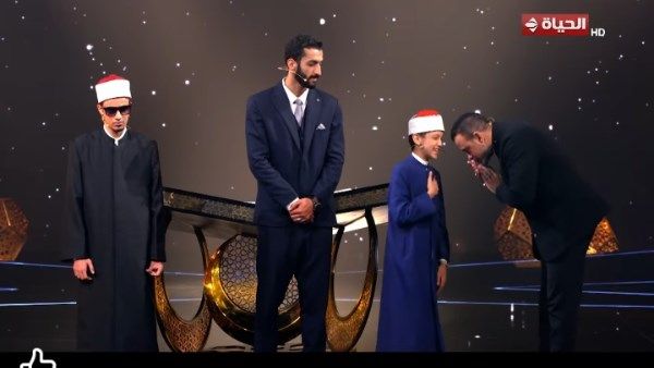 مصطفى حسني يواسي عمر علي بعد خروجه من دولة التلاوة.. ويقبل يده - الفجر سبورت