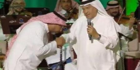 بوست أيد أنغام محدش اتكلم.. المايسترو هاني فرحات يرد على انتقادات تقبيل يد محمد عبده - الفجر سبورت