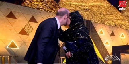 الحاجة نبيلة تُقبِّل عمرو أديب على الهواء.. والإعلامي: واحدة هنا كمان| فيديو - الفجر سبورت