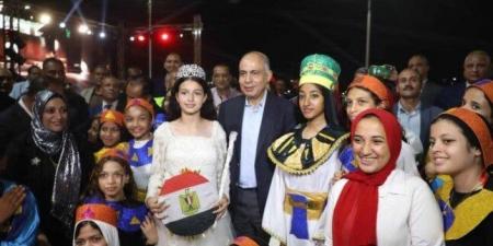 محافظ
      المنيا
      يتنحى
      عن
      البروتوكول
      ويتابع
      الحدث
      العالمي
      من
      قلب
      الميدان
      مع
      المواطنين - الفجر سبورت