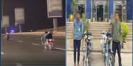 ضبط شابين يستعرضان بـ «دراجتين ناريتين» على طريق سريع بالقاهرة - الفجر سبورت