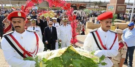 محافظ كفر الشيخ يضع أكاليل الزهور على النصب التذكاري لشهداء معركة البرلس البحرية في الذكرى الـ 69 - الفجر سبورت