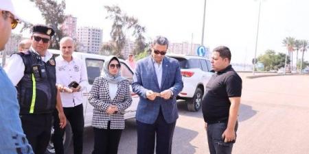 محافظ دمياط يضبط سيارة تسير عكس الاتجاه خلال مروره - الفجر سبورت