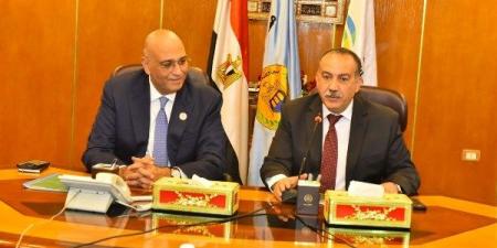 خلال جمعهم محصول الخيار.. محافظ أسيوط يتوقف خلال جولته ليتحاور مع المزارعين - الفجر سبورت