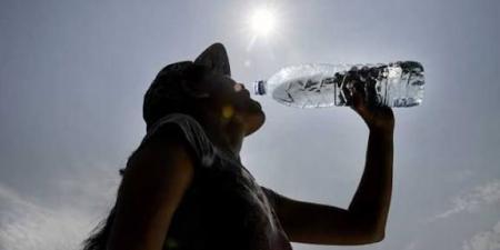 احترس من شرب الماء أثناء الوقوف.. يسبب أضرارا جثيمة للجهاز الهضمي والمفاصل والكلى - الفجر سبورت