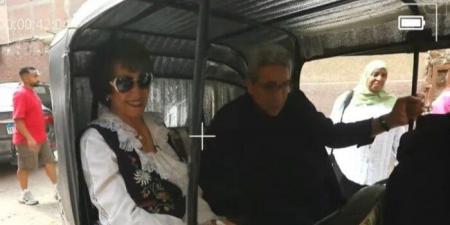 برفقة محمود سعد.. سميرة أحمد تتجول في شوارع الدرب الأحمر بـ«توكتوك» - الفجر سبورت