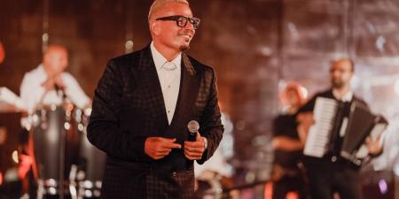 عمرو دياب يضيء ليل أبوظبي بأروع أغانيه في حفل خاص - الفجر سبورت