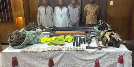 سرقوا كابلات الإنترنت بسوهاج.. تشكيل عصابي يواجه الحبس سنتين بالقانون - الفجر سبورت