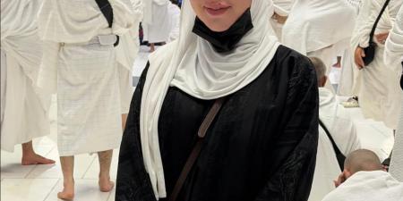 أسما إبراهيم تؤدي مناسك العمرة وتشارك جمهورها صورا من أمام الكعبة - الفجر سبورت