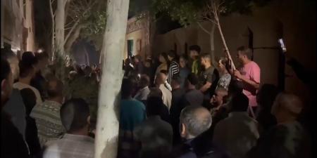 أهالي بنها يشيعون جثمان الطفل يوسف الغارق بالرياح التوفيقي في بنها - الفجر سبورت