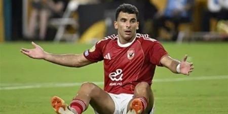 زيزو يتجاهل نائب رئيس نادي الزمالك أثناء تسلمه ميدالية السوبر - الفجر سبورت