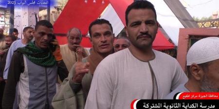 الرجالة أكثر كثافة .. طوابير وزحام بمدرسة الكداية في أطفيح - الفجر سبورت