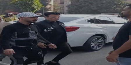 في انتظار وصول الجثمان.. سعد الصغير وحمادة الليثي في مقدمة الحضور بجنازة إسماعيل الليثي - الفجر سبورت