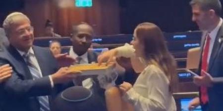 بن غفير يوزع حلوى في الكنيست بعد إقرار قانون الإعدام للأسرى الفلسطينيين - الفجر سبورت