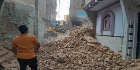 إزالة منزل آيل للسقوط في قنا حرصًا على حياة المواطنين - الفجر سبورت