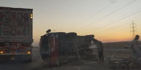 يزن 6 أطنان.. انقلاب سيارة نقل محملة بصندوق حديد بالقليوبية - الفجر سبورت