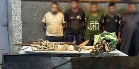 ضبط 5 أشخاص ينقبون عن الآثار أسفل منزل بالمطرية - الفجر سبورت