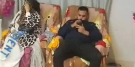 في مشهد صادم| زوج يقتحم شقة تمكين زوجته الأولى مصحوبا بعروسه الجديدة - الفجر سبورت