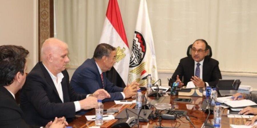 وزير
      قطاع
      الأعمال
      يبحث
      مع
      «أروجلو»
      التعاون
      في
      تشغيل
      مصانع
      الغزل
      والنسيج - الفجر سبورت