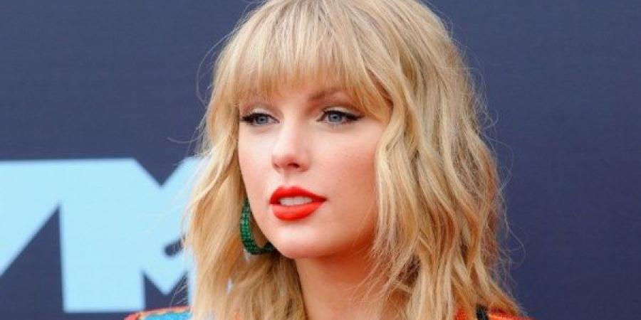 تايلور سويفت تتكفّل بعلاج طفلة مصابة بمرض دماغي نادر بقيمة 100 ألف دولار - الفجر سبورت