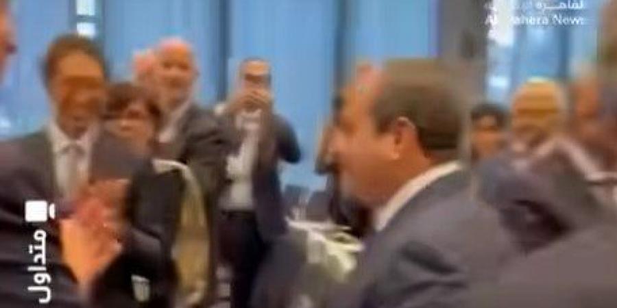 تصفيق
      حار
      لحظة
      دخول
      الرئيس
      السيسي
      مقر
      القمة
      المصرية
      الأوروبية
      «فيديو» - الفجر سبورت