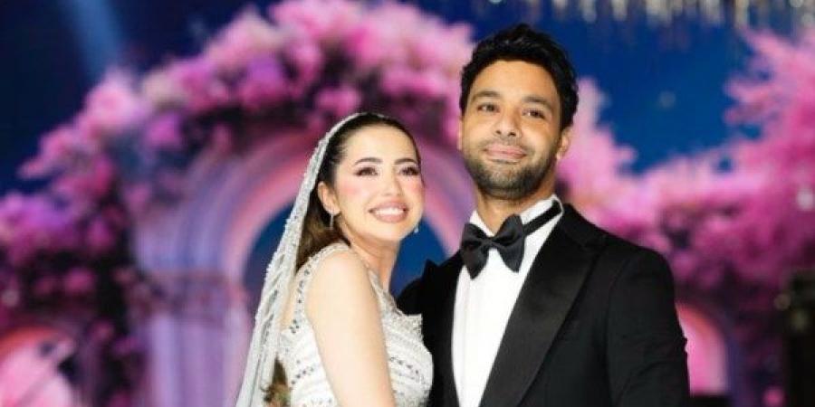 نجوم الفن يشاركون أحمد جمال وفرح الموجي فرحتهما في حفل زفاف أسطوري بالقاهرة|فيديو - الفجر سبورت
