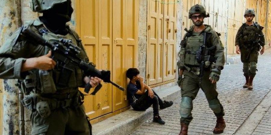 مستوطنون يشعلون النار في 3 مركبات بقرية المغير شمال شرق رام الله - الفجر سبورت
