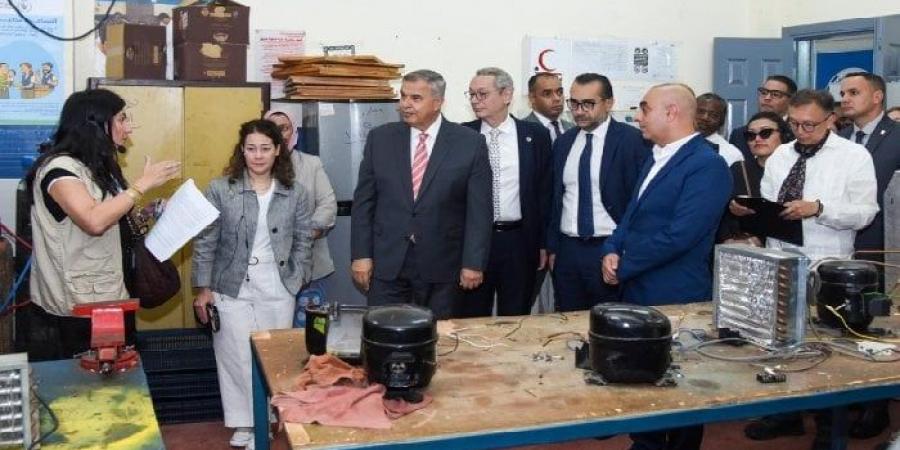 محافظ
      الإسكندرية
      يستقبل
      وفد
      رؤساء
      اللجان
      التنفيذية
      لوكالات
      الأمم
      المتحدة
      بمركز
      التدريب
      المهني
      (VTEC) - الفجر سبورت