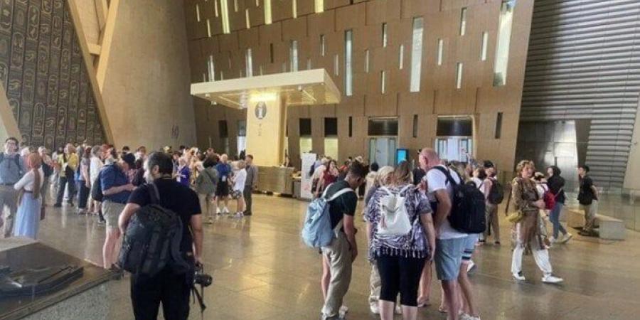 آلاف الزوار يتوافدون على المتحف المصري الكبير عقب الافتتاح الرسمي - الفجر سبورت