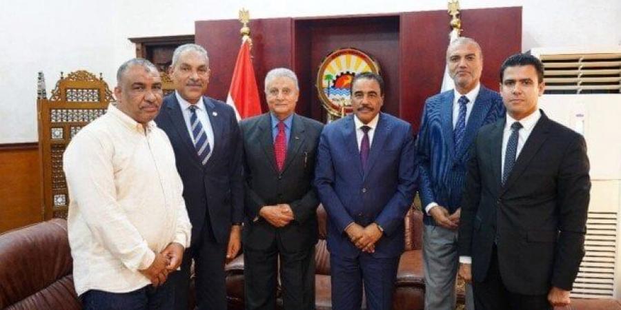 محافظ مطروح يلتقي مدير صندوق مكتبات مصر العامة - الفجر سبورت