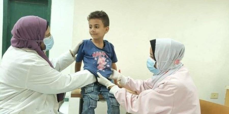تقديم الخدمات الطبية المجانية ل 974 مواطنًا بقرية منشأة المغالقة بالمنيا - الفجر سبورت