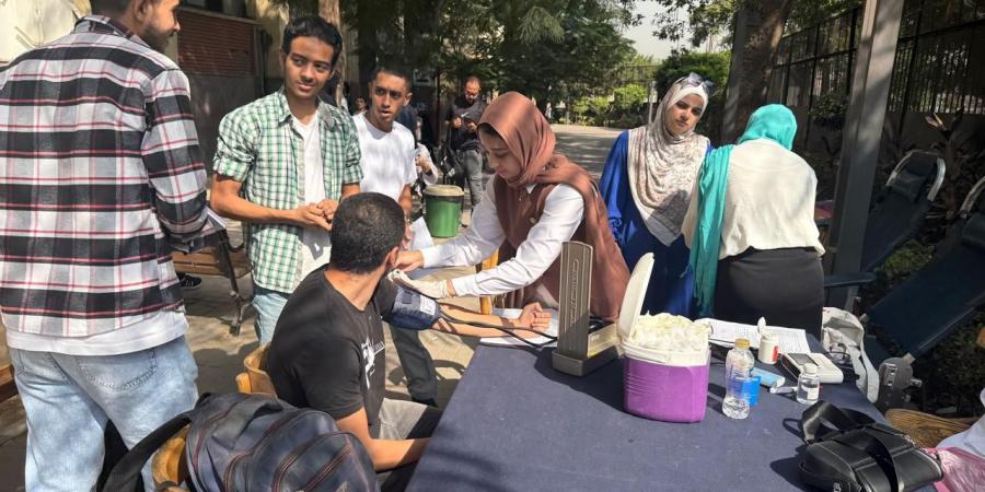 آداب عين شمس تنظم قافلة طبية للتبرع بالدم .. بوابة الفجر سبورت