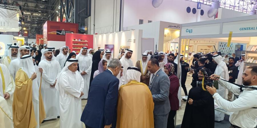 الشيخ سلطان القاسمي يتفقد جناح هيئة الكتاب بمعرض الشارقة الدولي .. بوابة الفجر سبورت