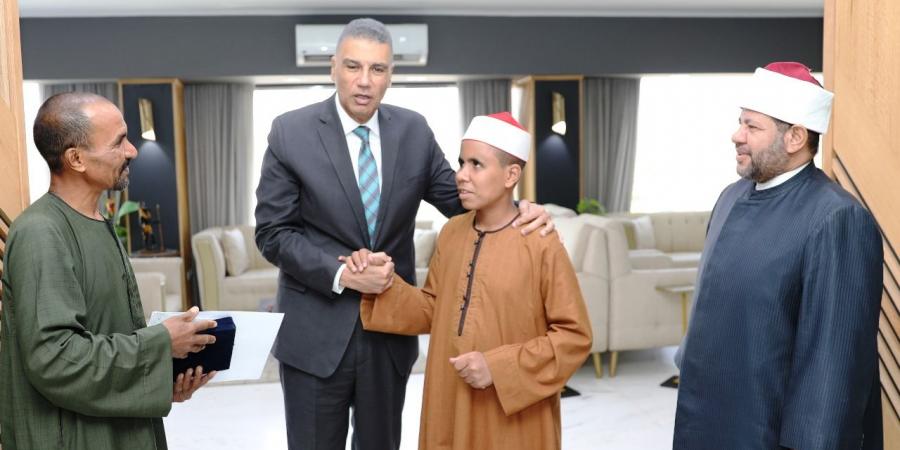 محافظ أسوان يكرم الطالب زياد خميس لفوزه بالمركز الأول فى مسابقة القرآن الكريم .. بوابة الفجر سبورت