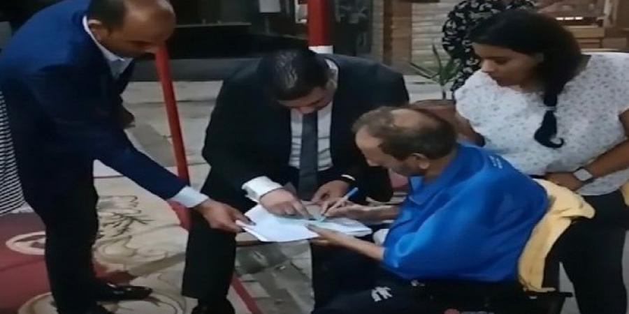 على كرسي متحرك.. مسن يحرص علي الإدلاء بصوته في انتخابات مجلس النواب بالإسكندرية - الفجر سبورت