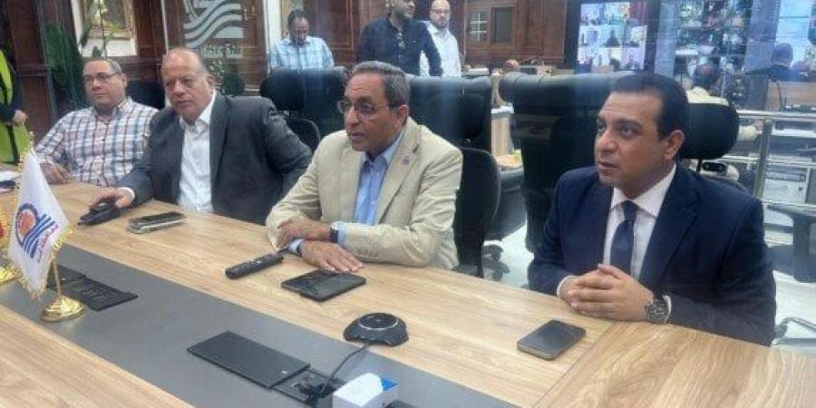 محافظ قنا يتابع إغلاق صناديق الاقتراع عبر الفيديو كونفرانس - الفجر سبورت