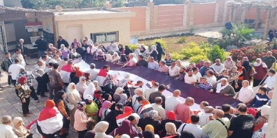 ناخبو الإسكندرية يرفعون علم مصر بطول الساحة أمام اللجان - الفجر سبورت