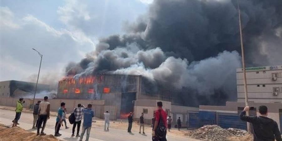 الدفع بـ10 سيارات إطفاء وخزان مياه لمحاولة السيطرة على حريق مصنع أحبار صباغة بالسادات - الفجر سبورت