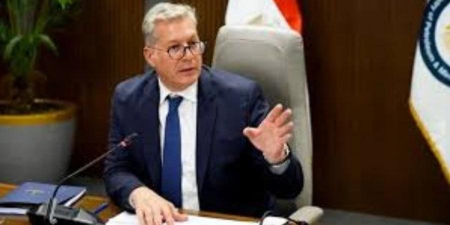 البترول: تطبيق الحد الأدني للأجور على عمالة المقاول وصرف مستحقاتهم دون نقصان - الفجر سبورت