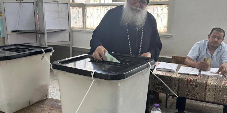أسقف المنيا يدلي بصوته في الانتخابات البرلمانية.. صور - الفجر سبورت
