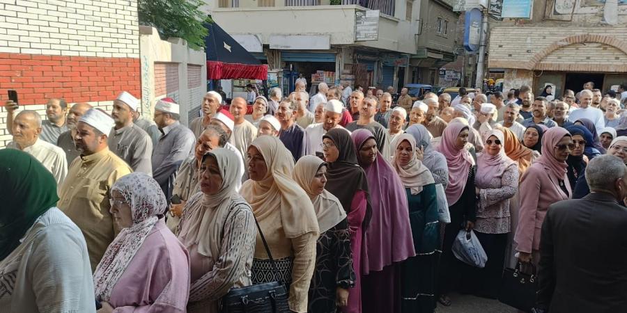 إقبال كثيف من الناخبين على اللجان الانتخابية بمدن وقرى البحيرة.. صور الفجر سبورت
