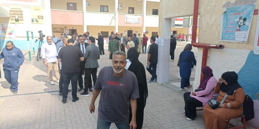 توافد الناخبين في لجنة مدرسة محمد كريم في ثاني أيام انتخابات مجلس النواب - الفجر سبورت