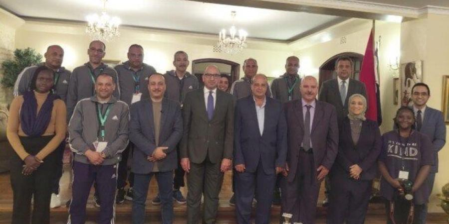 بالصور.. سفير مصر يستقبل فرقة «أناكوندا» المسرحية بمقر السفارة في نيروبي - الفجر سبورت
