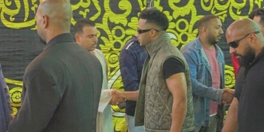 محمد رمضان يقدم واجب العزاء في وفاة المطرب إسماعيل الليثي بإمبابة - الفجر سبورت