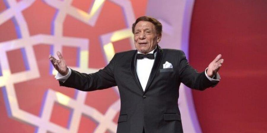 بعد مسيرة حافلة بالإنجازات.. الزعيم عادل إمام يعتزل الفن نهائيًا - الفجر سبورت