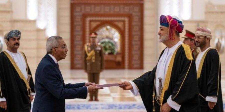 السفير المصري يقدم أوراق اعتماده إلى سلطان عُمان «صور» - الفجر سبورت