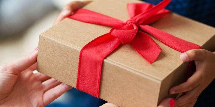 حكم رد الهدية من دون سبب شرعي .. الإفتاء توضح - الفجر سبورت