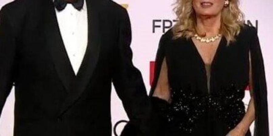 حسين فهمي وزوجته يخطفان الأنظار في مهرجان القاهرة السينمائي - الفجر سبورت