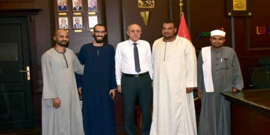 محافظ الأقصر يستقبل عددًا من المواطنين للاستماع إلى مطالبهم وحل مشكلاتهم الخدمية - الفجر سبورت